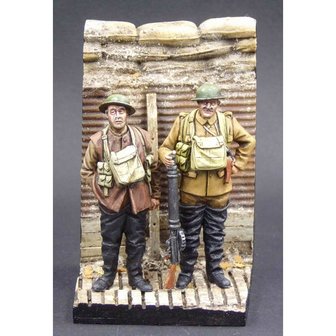 Resicast 35.7007 Lewis gunner &amp; infantryman in waders with trench base