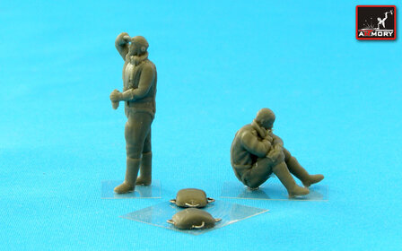 Armory F7224c - &quot;Waiting&quot; - RAF WWII crewmen in high altitude outfit - 1:72