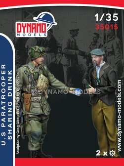 Dynamo Models  35015 - U.S Paratrooper Sharing Drink - 1:35
