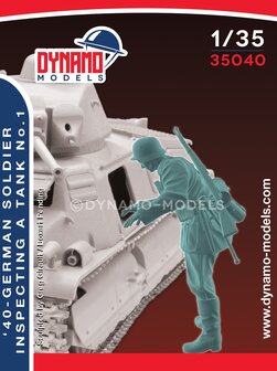 Dynamo Models  35040 - &#039;40 - German Soldier Inspecting A Tank No. 1 - 1:35