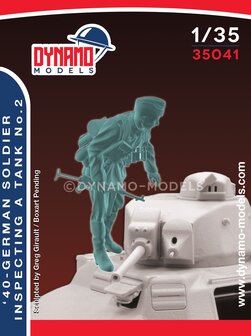 Dynamo Models  35041 - &#039;40 - German Soldier Inspecting A Tank No. 2 - 1:35