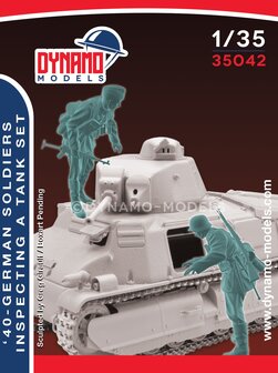 Dynamo Models  35042 - &#039;40 - German Soldiers Inspecting A Tank Set - 1:35