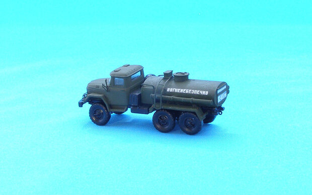 Armory AR14803 - ATZ-4-131 fuel refueller on ZiL-131 chassis - 1:144