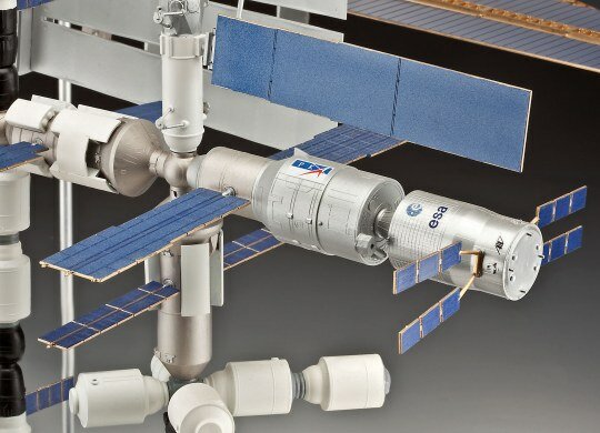 Revell 05651 - International Space Station (ISS) - 25th Anniversary - Platinum Edition - 1:144
