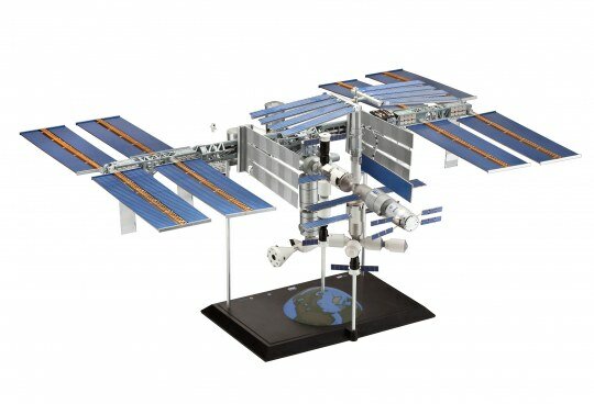 Revell 05651 - International Space Station (ISS) - 25th Anniversary - Platinum Edition - 1:144