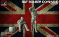 Armory-F7224c-Waiting-RAF-WWII-crewmen-in-high-altitude-outfit-1:72