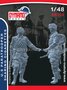 Dynamo-Models--48016-U.S-Paratrooper-Sharing-Cigarettes-1:48